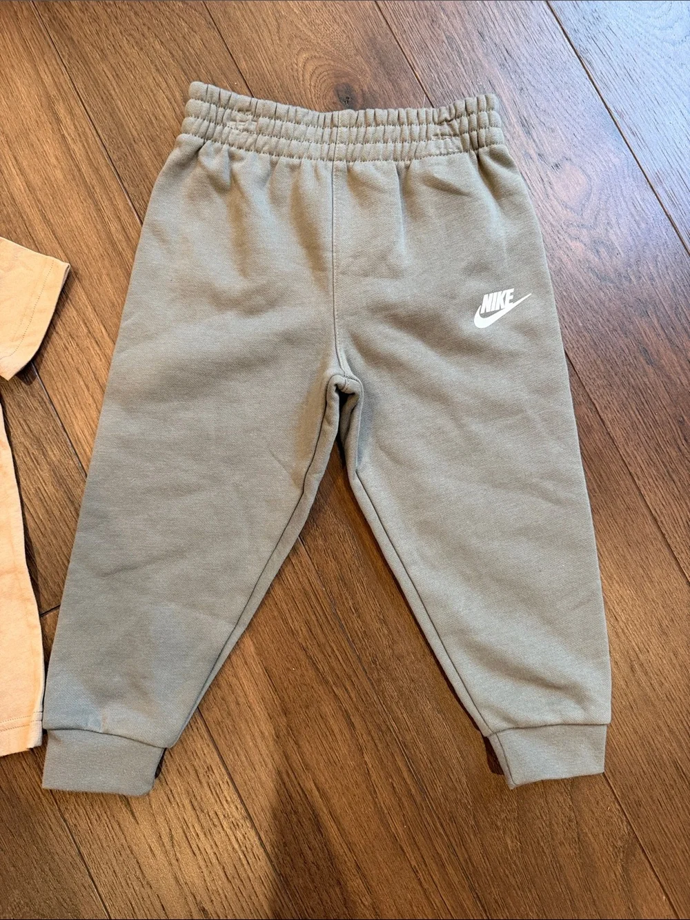 Nike Kids Red Kids' Futura T-Shirt & Pants Set Size 3-4T - C39-138